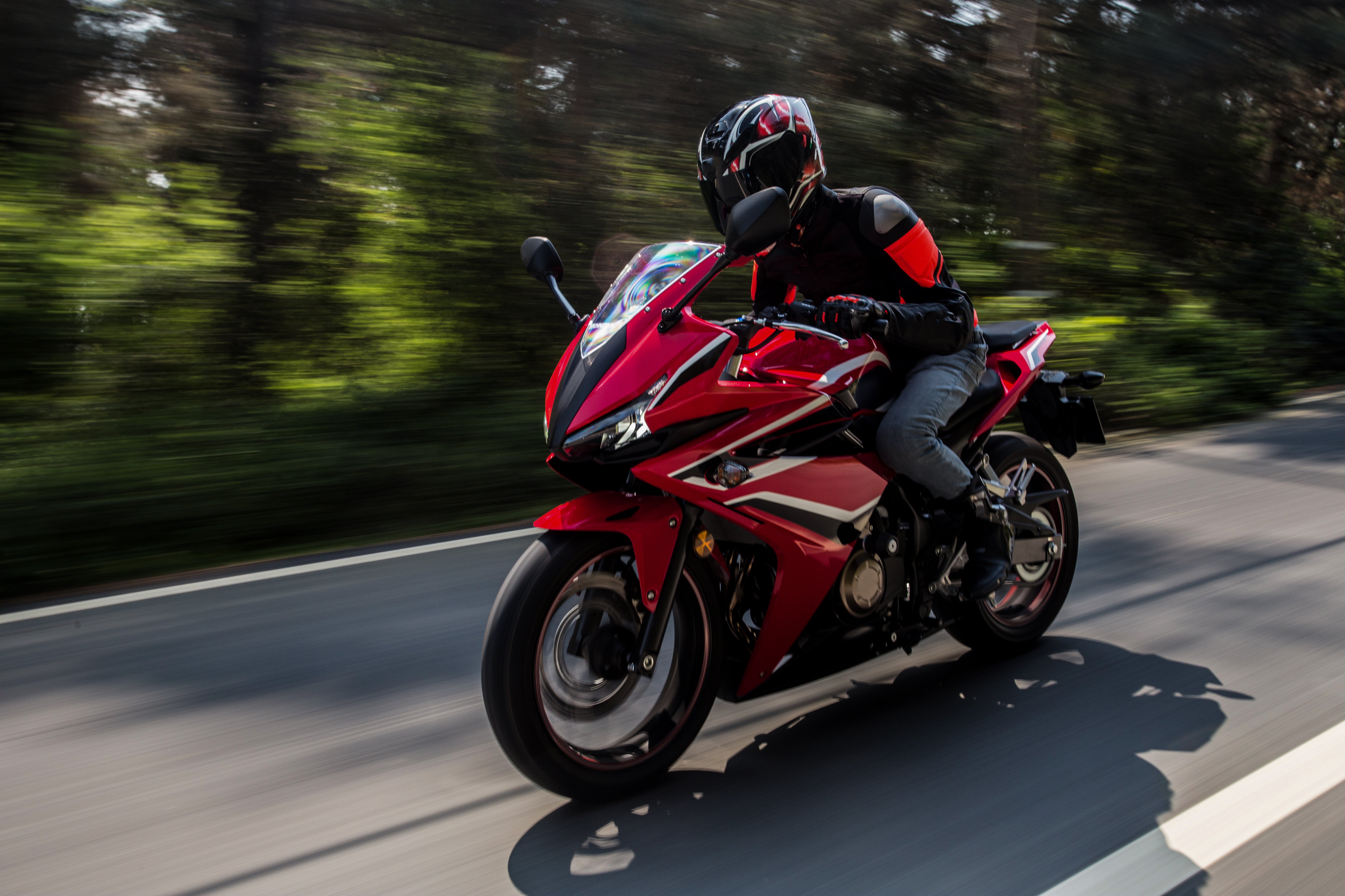 Préparez votre moto pour l’été : conseils et accessoires incontournables