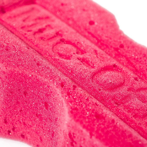 Éponge MUC-OFF rose – détail de la texture microcell pour moto et vélo